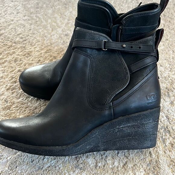 UGG Women Emalie Wedge Bootie Size 10 Waterproof Black Leather Sheepskin Comfy - Picture 1 of 9